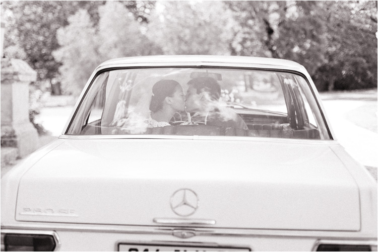 Photo de mariés dans leur voiture 